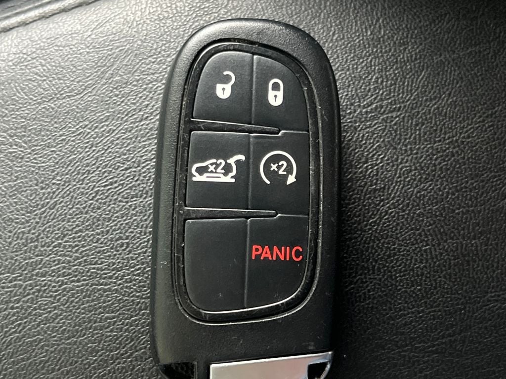 2017 Jeep Cherokee Overland w/VERY LOW MILES