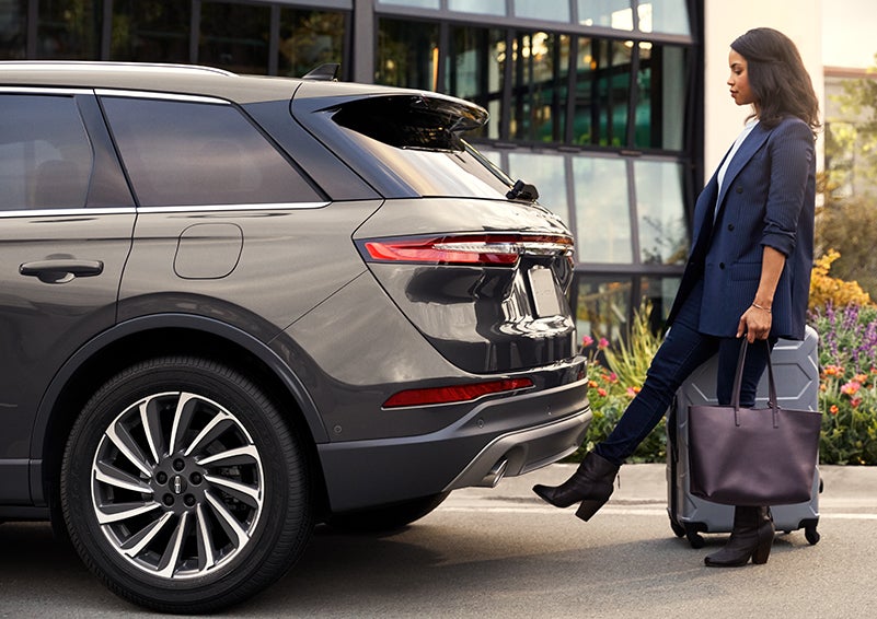 A woman with her hands full uses her foot to activate the available hands-free liftgate. | Kindle Lincoln in Cape May Court House NJ